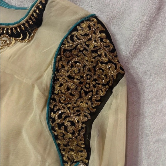 Elegant Floral Embroidered Dress - Picture 6 of 6